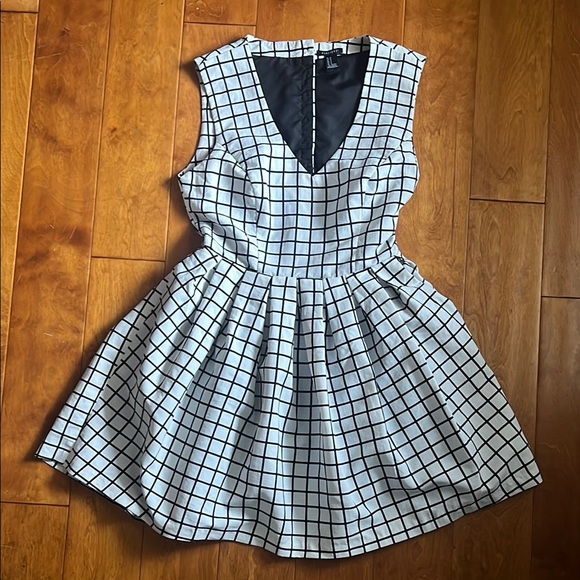 Forever 21 Dresses & Skirts - Forever 21 Plaid Holiday Party Dress Size M Sleeveless V-Neck Mini Grunge Preppy